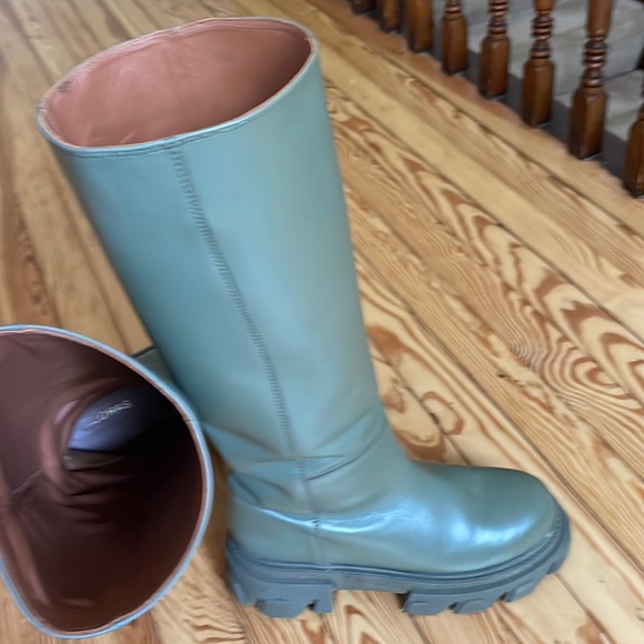 Alohas Katiuska Boot: chunky lug sole knee-high tall leather boots in green - Picture 10 of 12